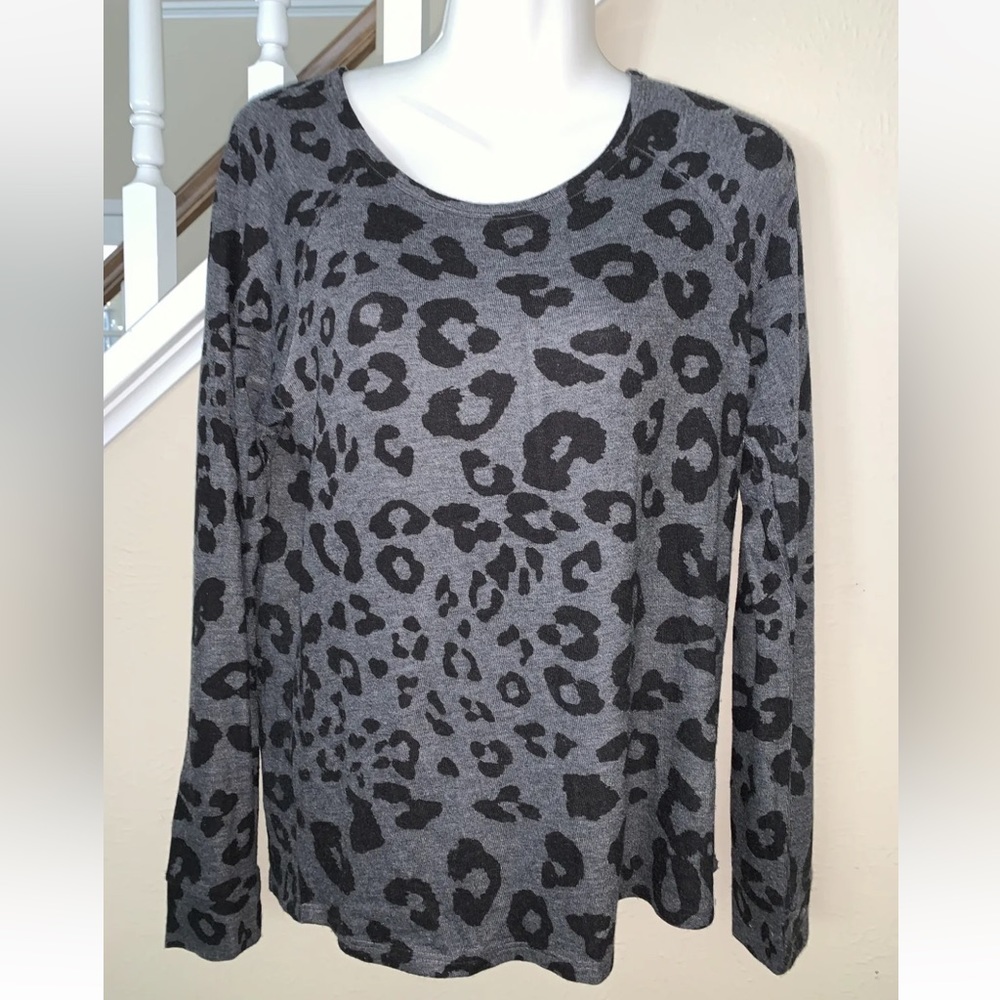 Forever 21 Gray And Black Cheetah Animal Print Sweater Size Medium